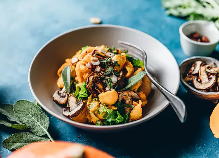 Pâtes à la crème de courge, champignons et noisettes