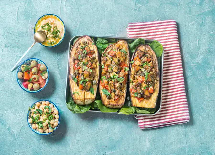 Aubergine farcie au houmous, tomates et olives
