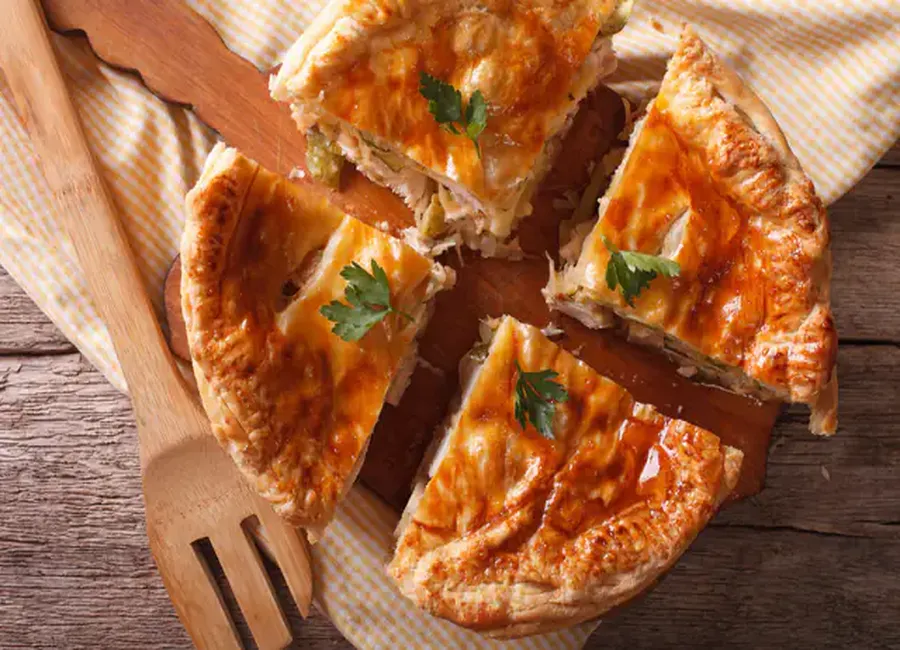 Tourte à la volaille, au foie gras et aux champignons