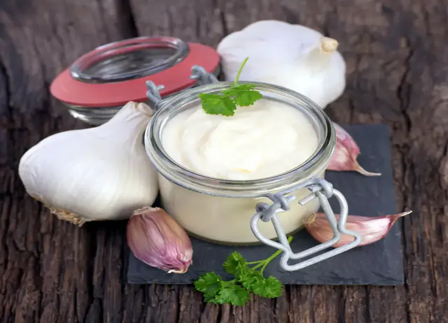Sauce à l'ail et au yaourt onctueux