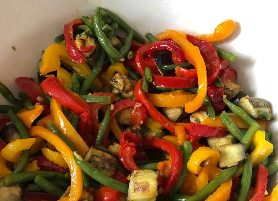 Salade d'aubergines, haricots verts et poivron rouge