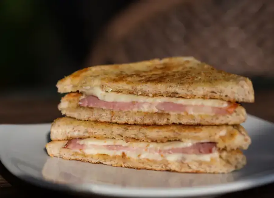 Croque monsieur a la creme fraiche et moutarse de dijon