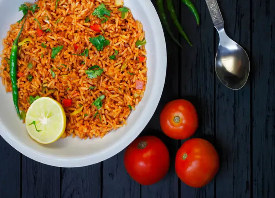 Riz à la tomate et aux oignons