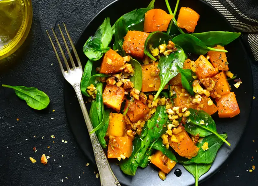 Salade de potiron rôti, aux épinards et aux noix