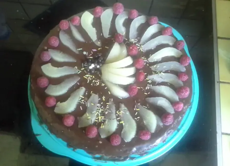 Sainte aurore (gâteau chocolat- poire fourré mousse chocolat-framboise glaçage fudge)