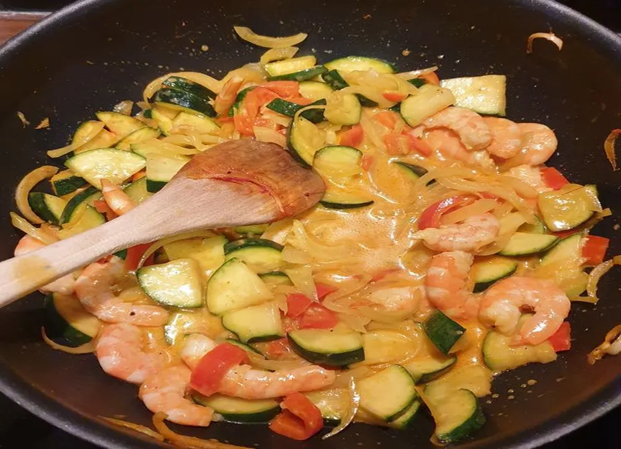 Courgettes et crevettes aux épices