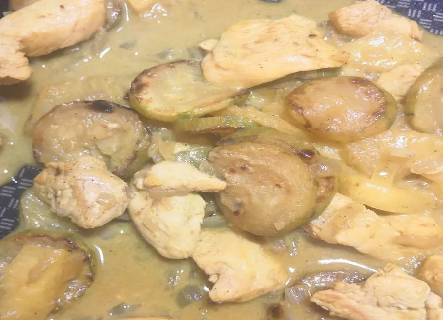 Poulet à l'ananas et aux courgettes