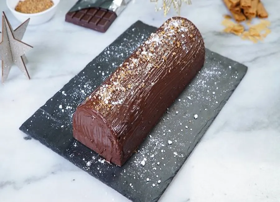 Bûche de noël au chocolat et crêpes dentelles