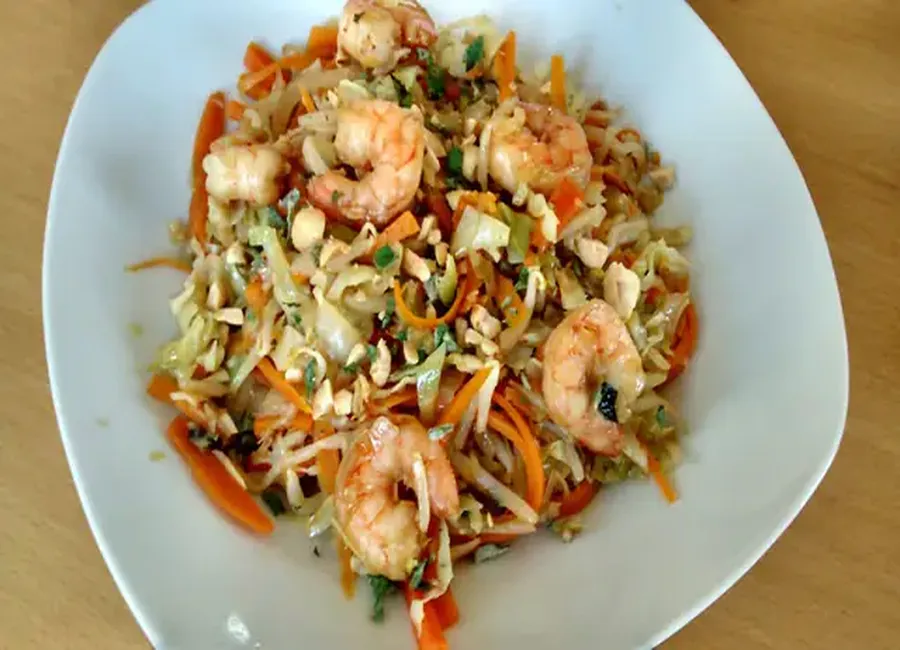Wok de chou pointu aux crevettes et à la citronnelle façon bo bun