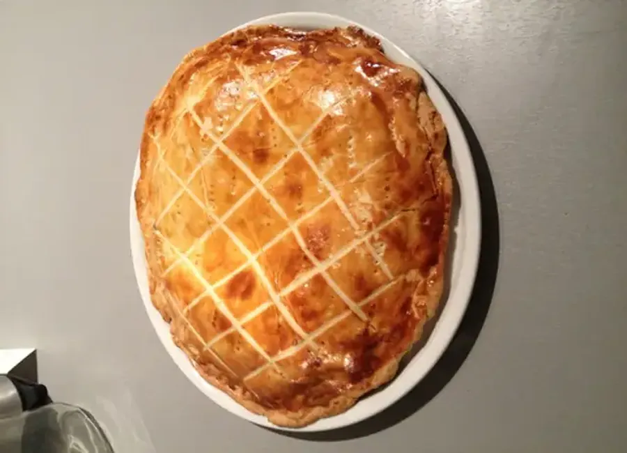 Tourte aux émiettés de confit de canard et pommes de terre aux herbes de provence
