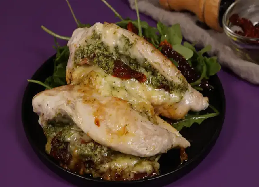 Poulet fourré aux tomates séchées, mozzarella et pesto