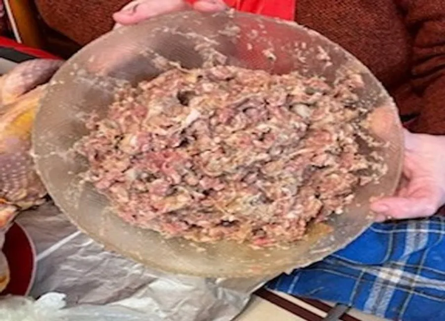 Pintade farcie à la viande et aux marrons et ses légumes