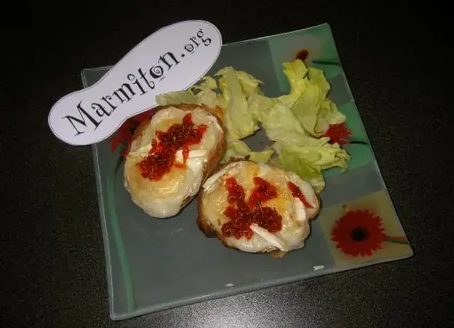 Tartine de chèvre à la confiture de poivron / romarin