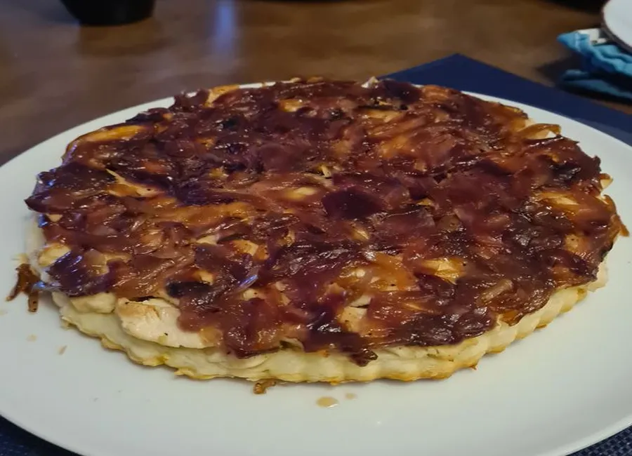 Tatin d'oignon, miel et poulet