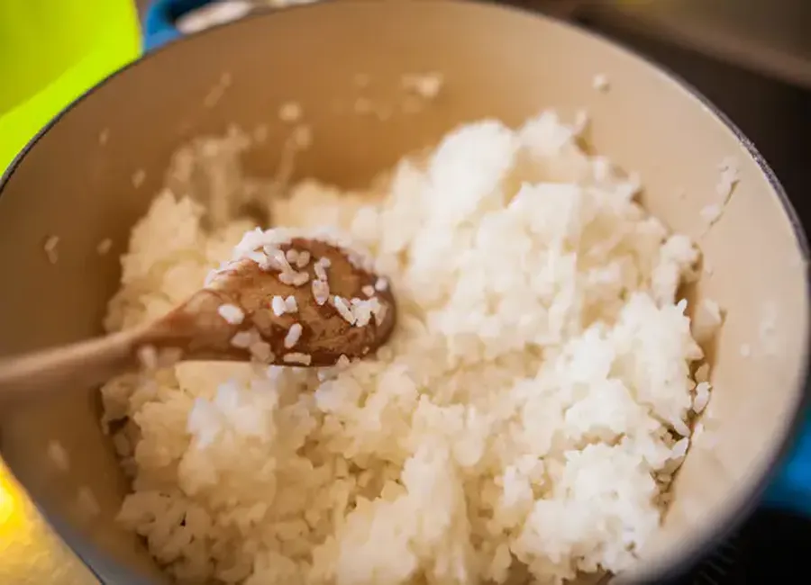 Salade de concombre sur lit de riz chaud