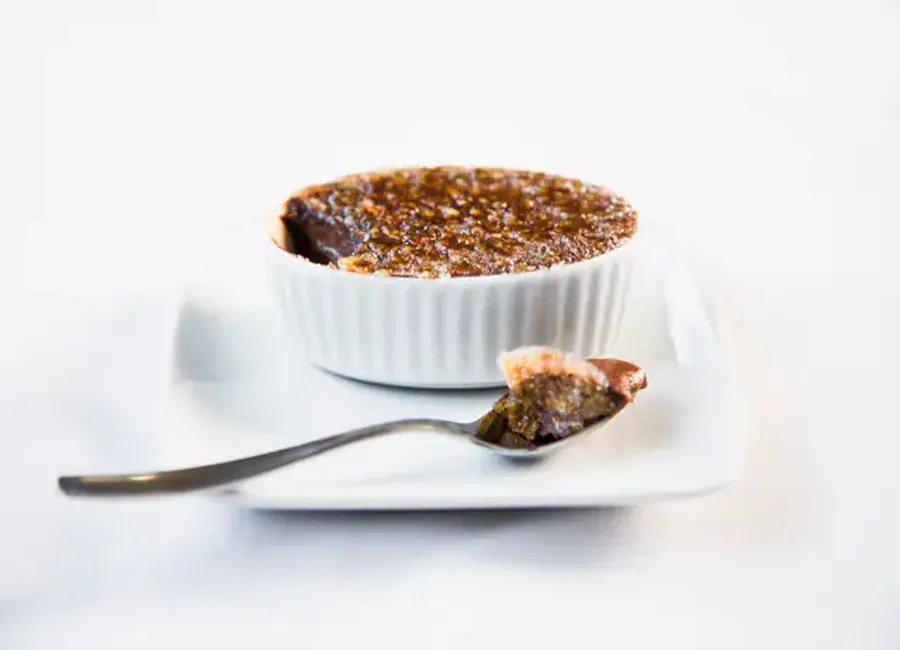 Crème brûlée au chocolat et poire caramélisée