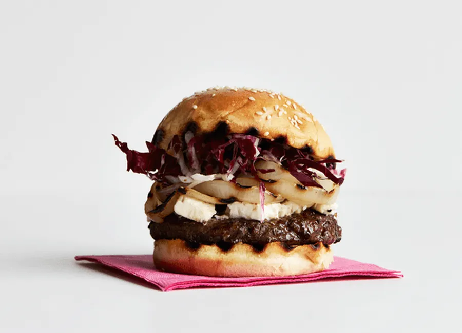 Burger gourmand au confit d’endives et fromage de chèvre