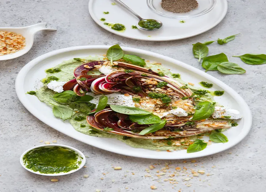Salade gourmande de carmine®, feta, basilic, pignons de pin et pesto