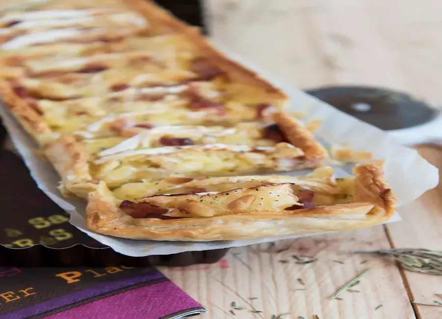 Tarte au camembert et aux pommes normande