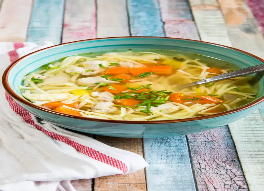 Bouillon de poule aux pâtes fraiches maison