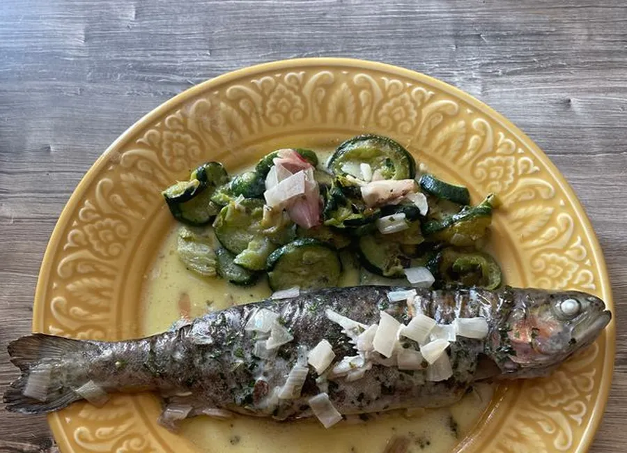 Truites rôties au beurre d'herbes et au vin blanc