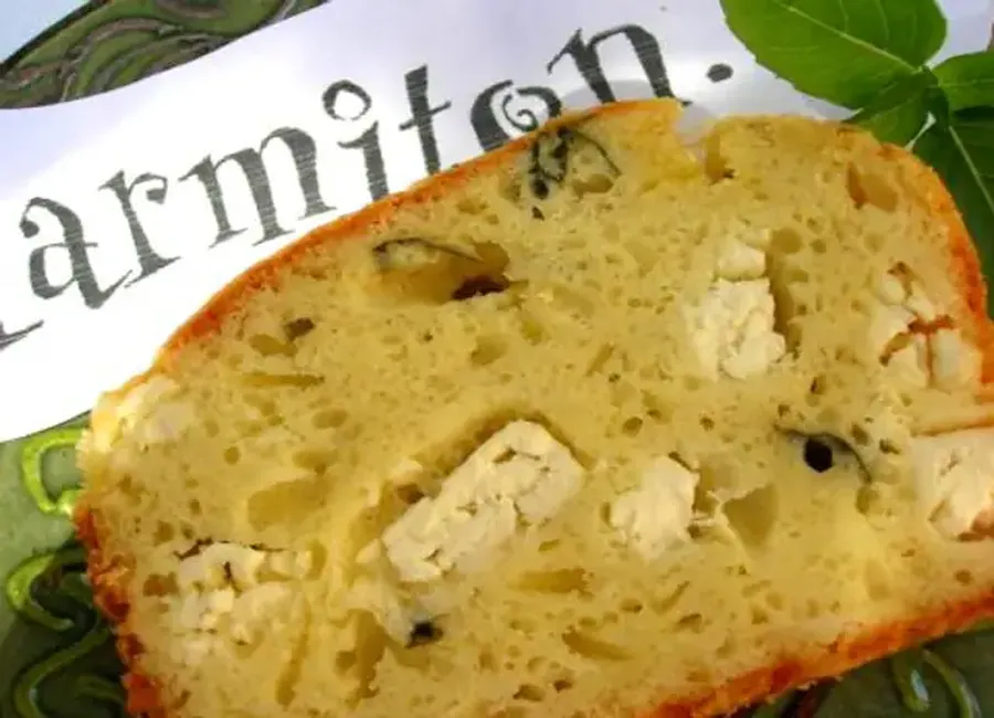 Cake à la feta et aux herbes fraîches