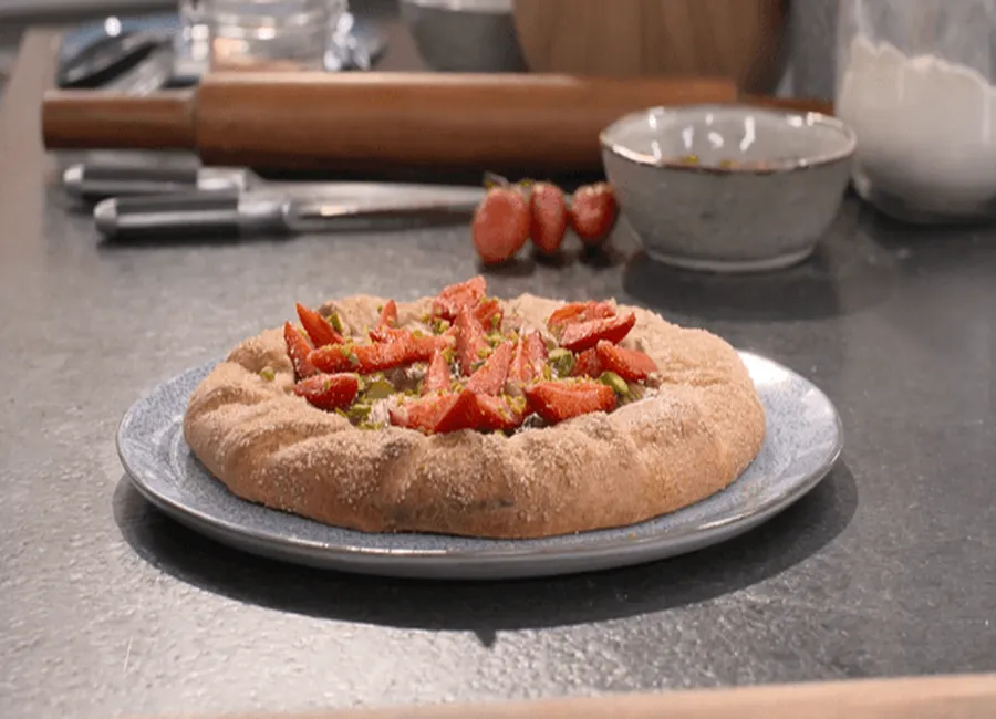 Tarte rustique fraise-rhubarbe par laurent mariotte