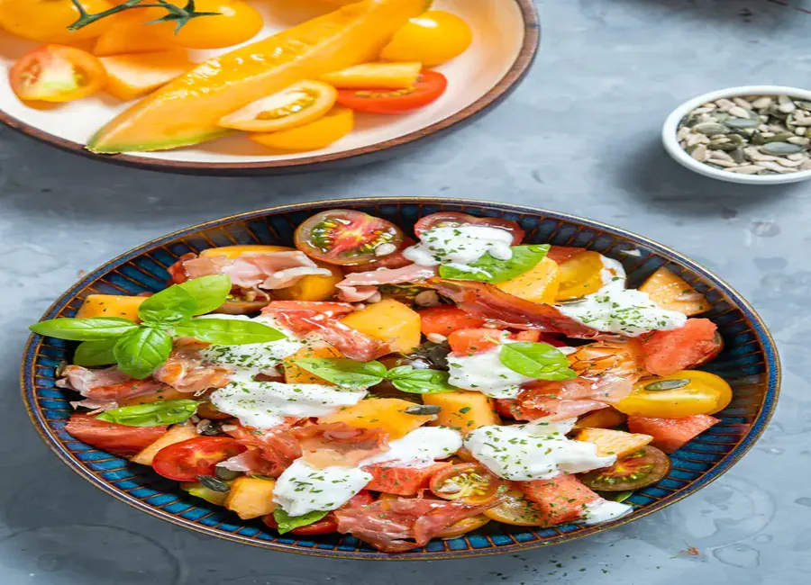 Salade estivale mozzarella, basilic, melon et tomate