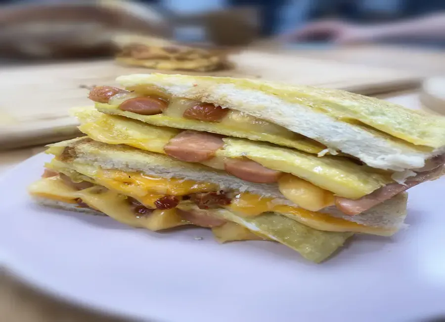 Grilled cheese sandwich saucisses