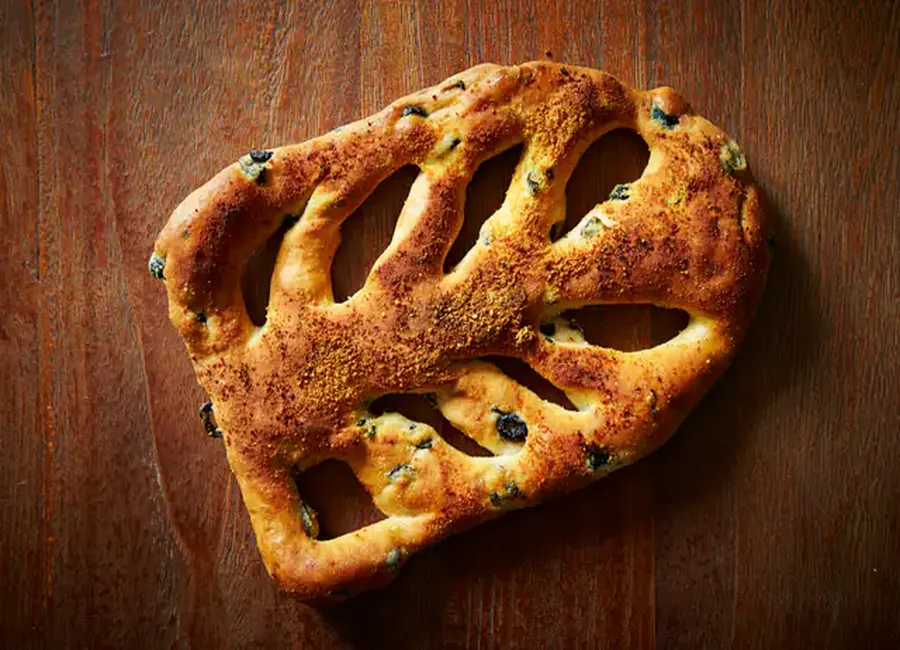Fougasse aux olives et aux lardons