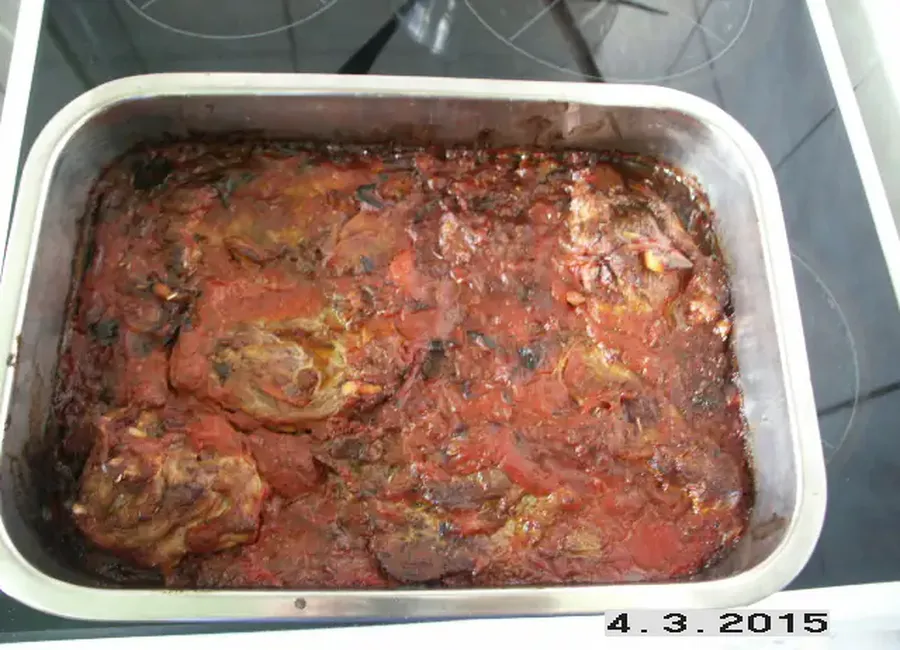 Poitrine d'agneau aux oignons et à la sauce tomate