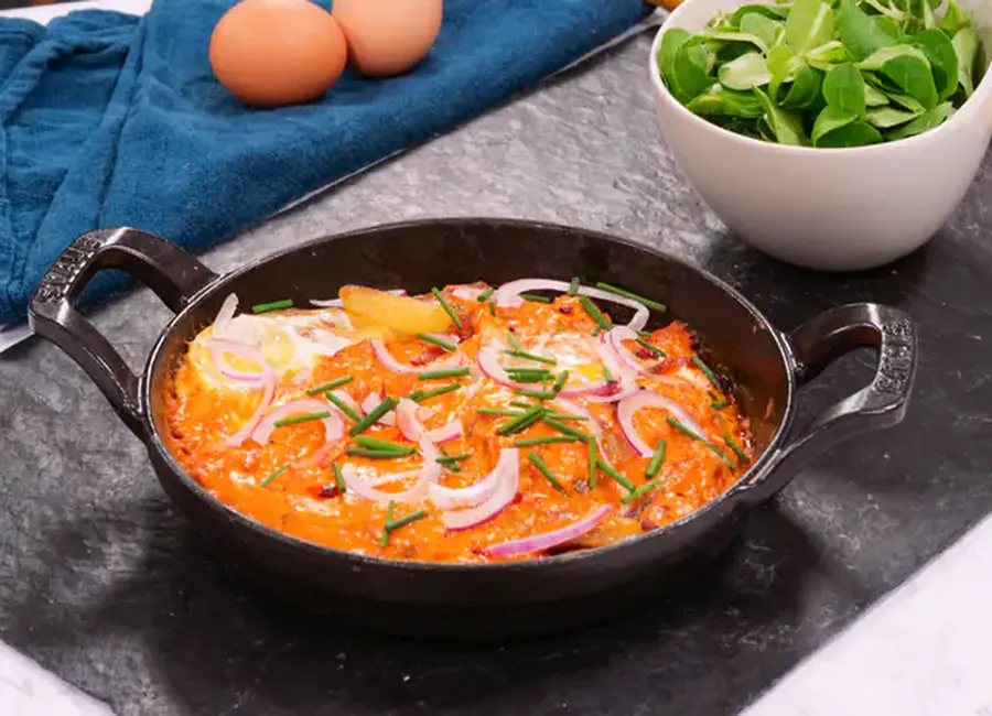 Pommes de terre rissolées, crème de chorizo et oeufs