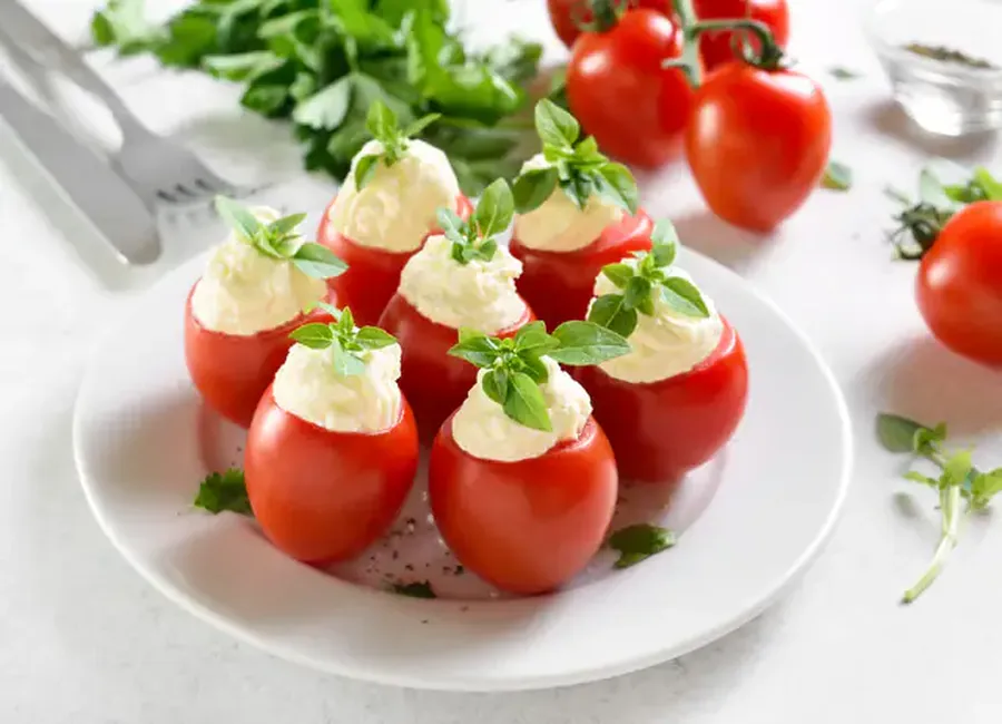Tomates farcies au fromage frais