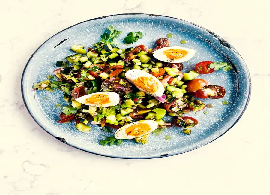 Salade fraicheur courgettes crues, tomates cerises et oeufs