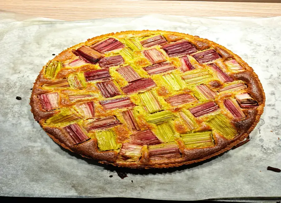 Tarte à la rhubarbe et amandes facile