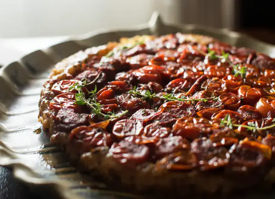 Tarte tatin aux tomates et à la tapenade noire