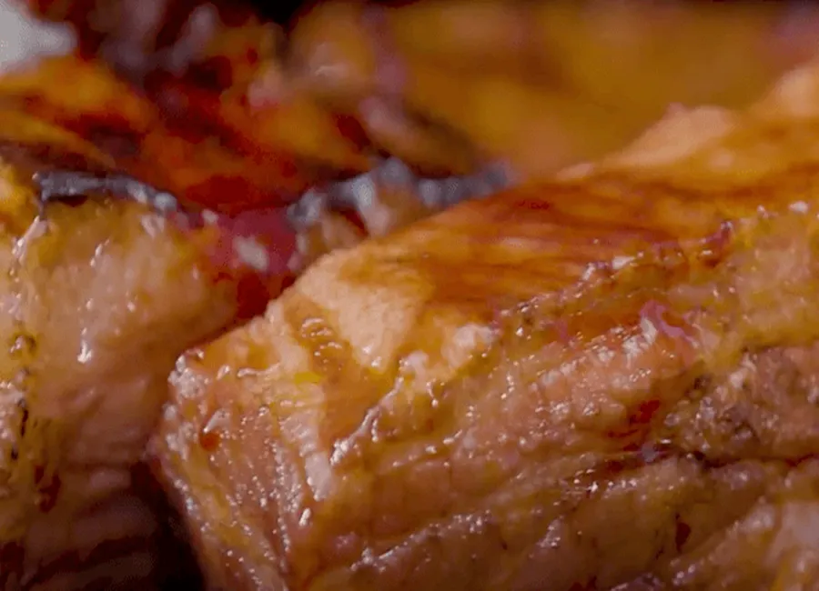 Travers de porc laqué à la crème de cassis par laurent mariotte