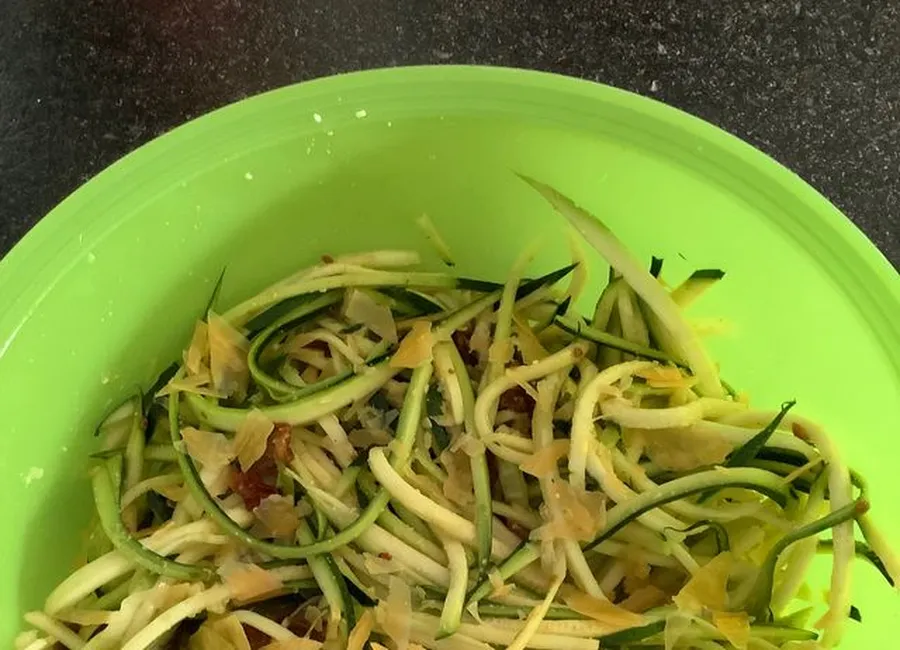 Salade de courgettes crues au cury
