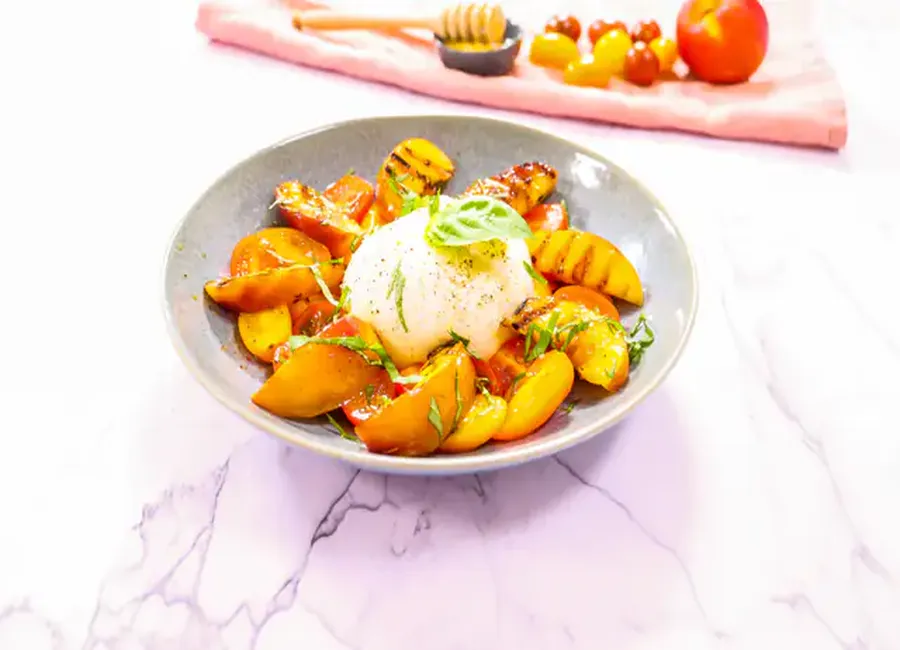 Nectarines grillées à la burrata