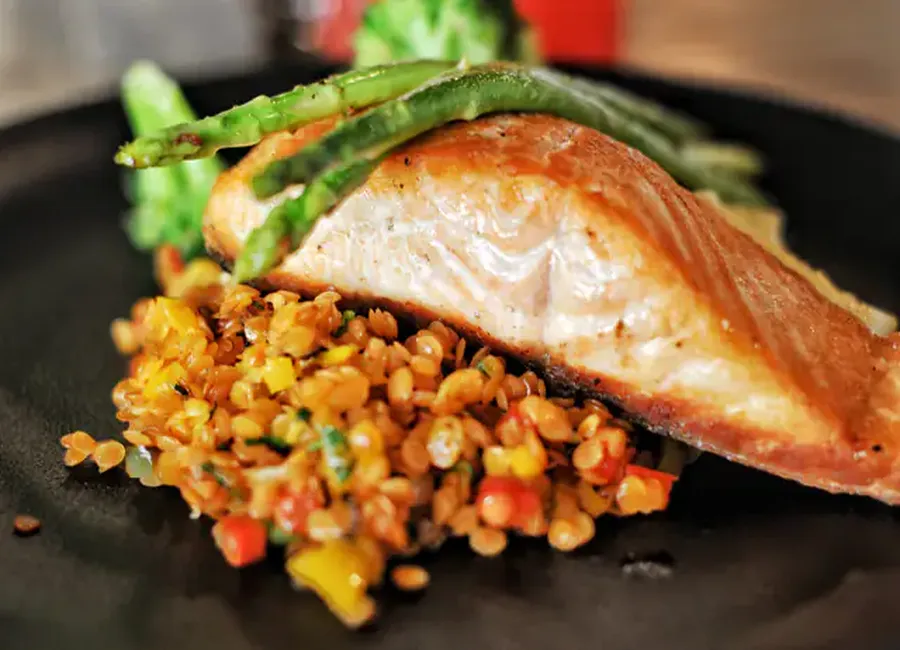 Poêlée de lentilles corail au saumon