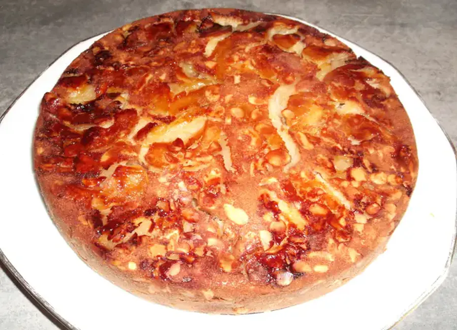 Gâteau fondant pommes, raisins secs, amandes et calvados