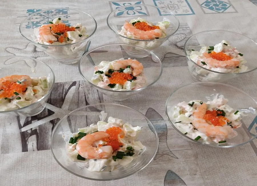 Délice de concombre aux crevettes et herbes fraîches