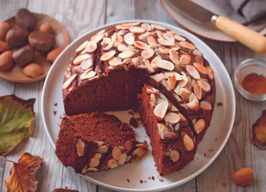 Gâteau au chocolat, confiture de châtaigne et amandes