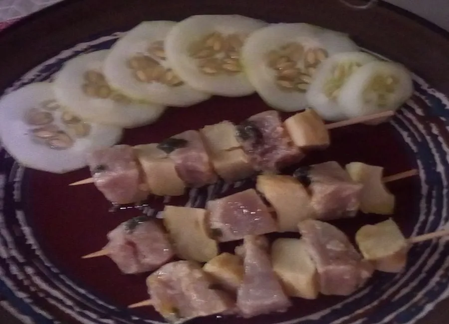 Brochettes de thon cru mariné à l'huile de truffe