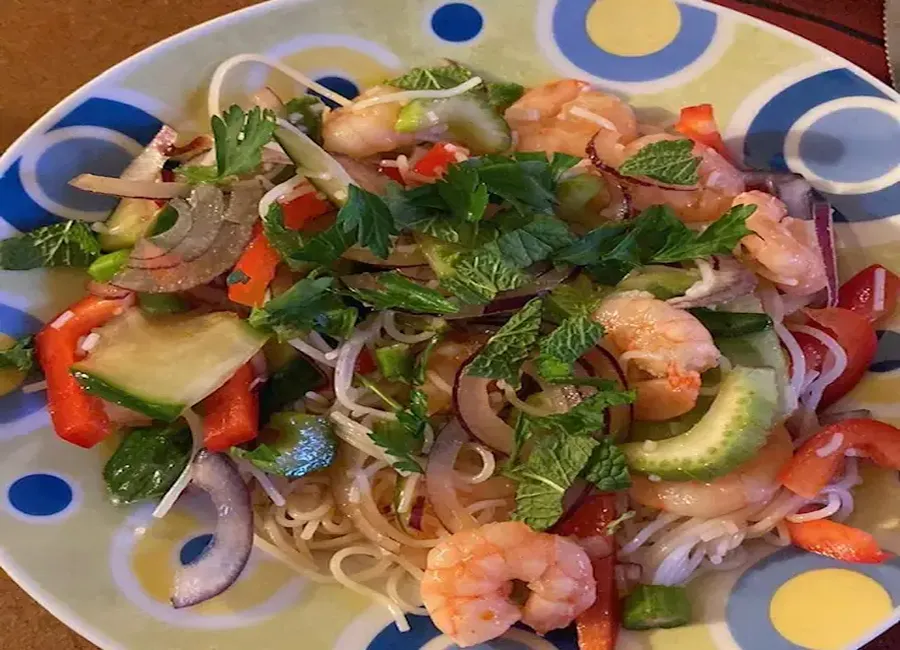 Yum woon sen (salade thaïlandaise aux crevettes)