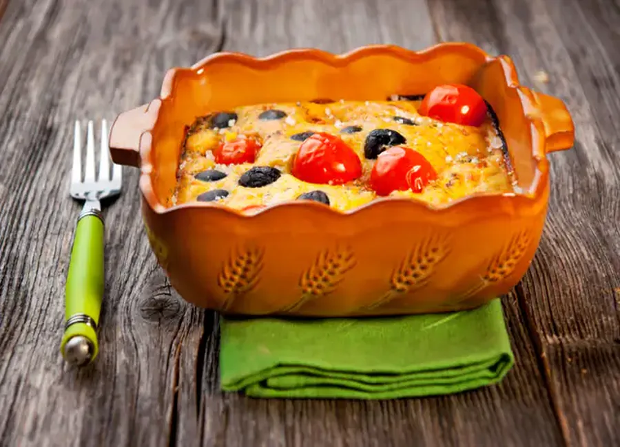Clafoutis tomates, feta, olives, et basilic