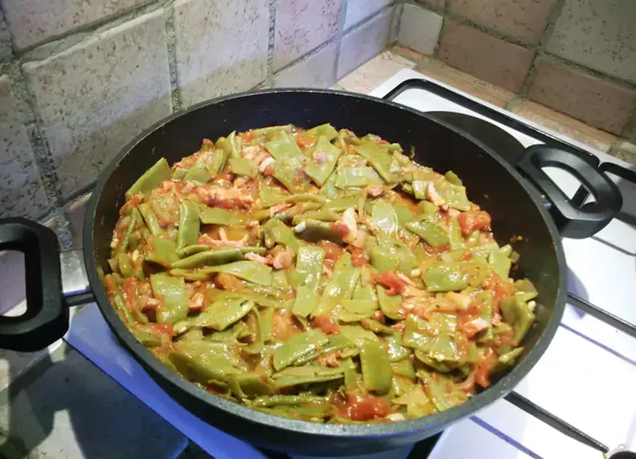 Haricots plats à la tomate et au lard