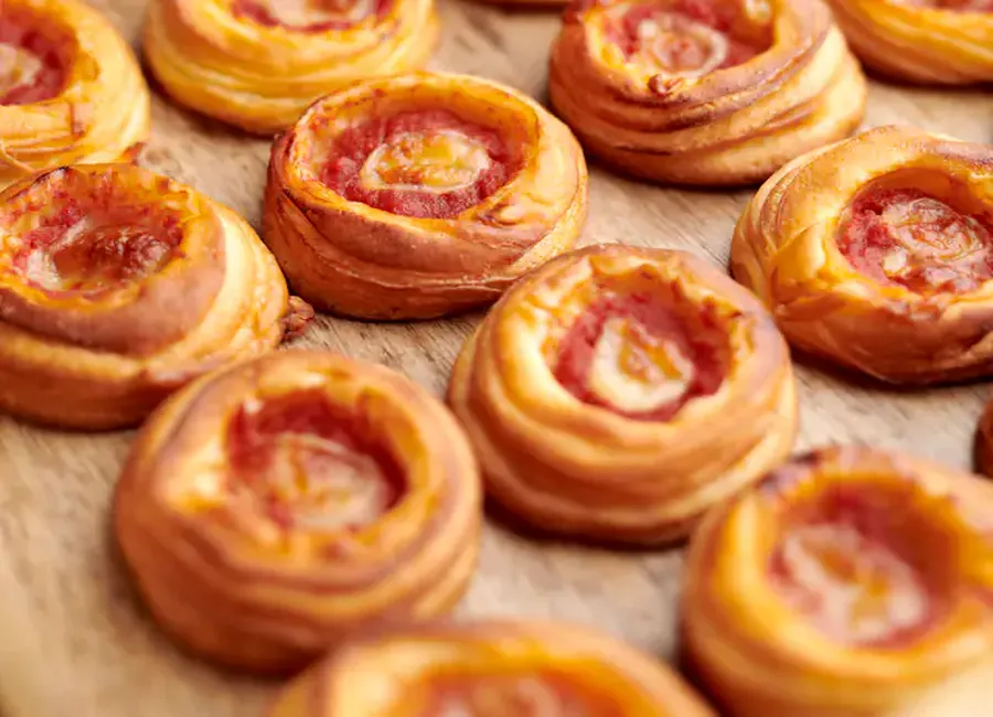 Feuilleté apéritif chèvre et confit d'oignons
