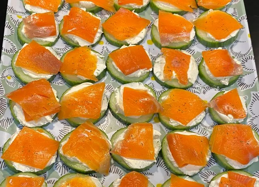 Toasts frais au saumon et au concombre