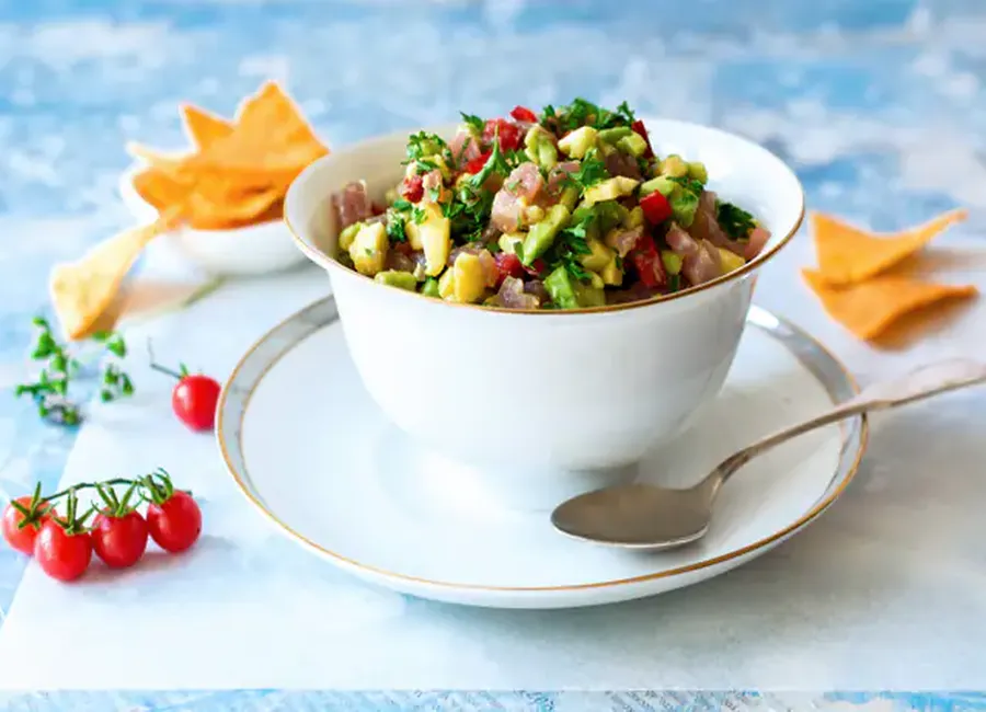 Tartare de thon sur lit de mangue